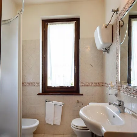 Agriturismo I Granai Farm stay Crocemaroggia