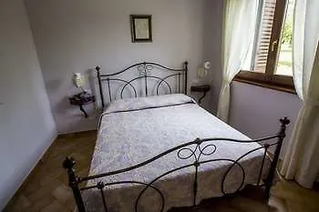 Agriturismo I Granai Farm stay Crocemaroggia
