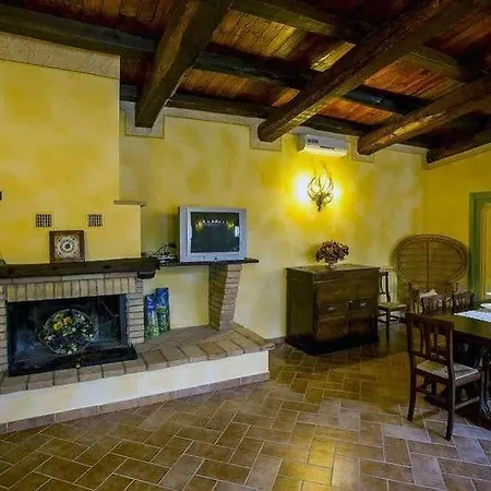 Farm stay Agriturismo I Granai Crocemaroggia